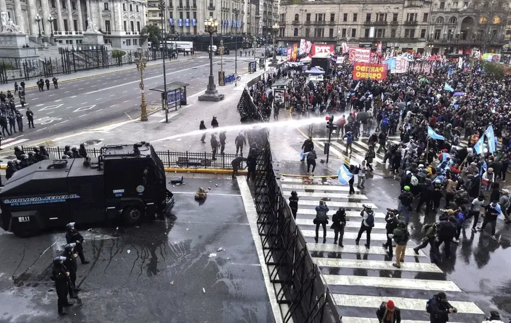incidentes_frente_al_congreso_en_la_marcha_por_la_ley_de_inviolabilidad_de_la_propiedad_privada